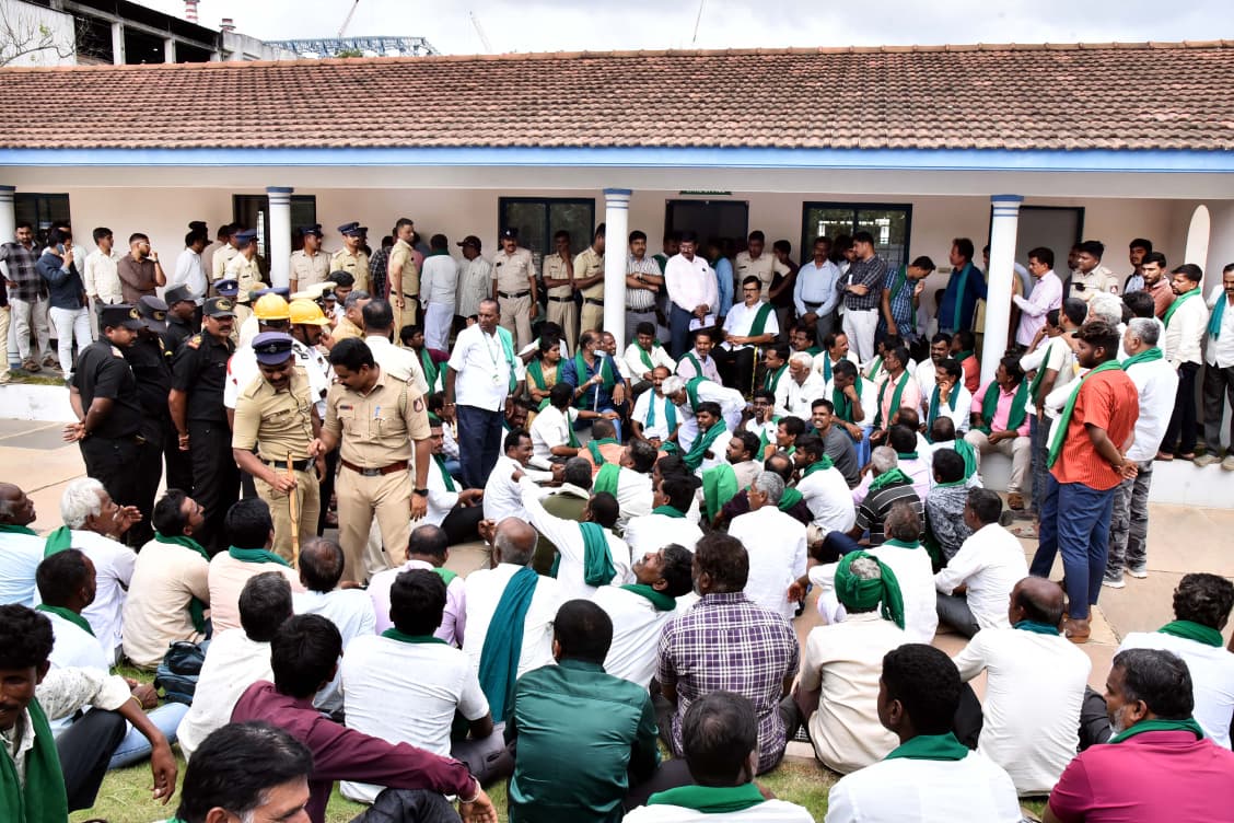 ನಂಜನಗೂಡು;
ಕಬ್ಬು ಬೆಳೆಗಾರರ ಮುತ್ತಿಗೆ  ಕಾರ್ಖಾನೆ ಗೇಟ್ ಮೇಲೇರಿ  ಬನ್ನಾರಿ ಕಾರ್ಖಾನೆಗೆ ನುಗ್ಗಿದ ರೈತರು ; ಕಬ್ಬಿನ ಬಾಕಿ ಹಣ ವಸೂಲಿಗಾಗಿ ಆಗ್ರಹಿಸಿ ಪ್ರತಿಭಟನೆ 